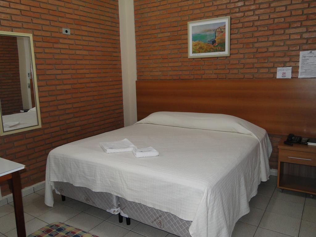Hotel Pousada Vale do Sol em Pompéia Chambre photo